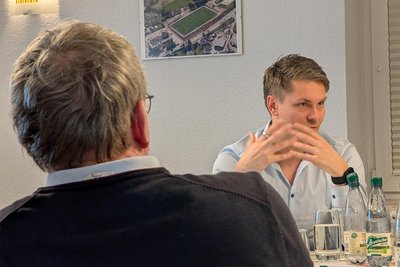 Nico Dittmann, Thalheims Bürgermeister, stellte die Badpläne kürzlich in Niederdorf vor.