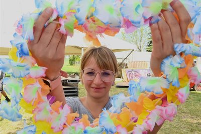 Die ersten 1000 Besucher bekommen am Sonntag so eine Blumenkette, die hier Stephanie Häder vom Deko-Team zeigt.