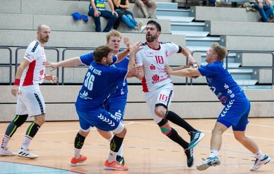 Plauens Petr Linhart (Nummer 10) überragte mit sieben Treffern beim Auftaktsieg des HC Einheit gegen EHV Aue II. 