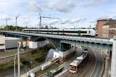 Ein Regionalexpress überquert das sanierte Viadukt in Richtung Hauptbahnhof.