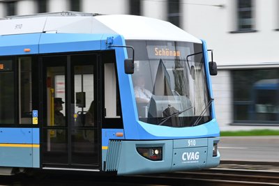 Die Straßenbahnlinie 1 fährt Richtung Schönau.