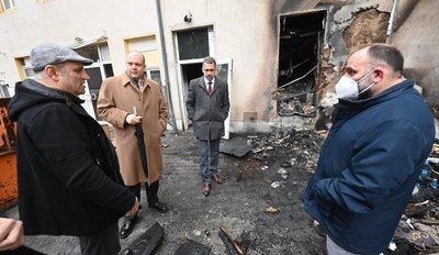 Der türkische Generalkonsul Rifki Olgun Yücekök (2. von links) informierte sich am Montag vor Ort über die Brandschäden an der Moschee. 