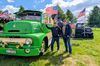 Micha Haucki und Chris „Klöppi“ Klöppner (r.) bauten den Ford C-620 neu auf.
