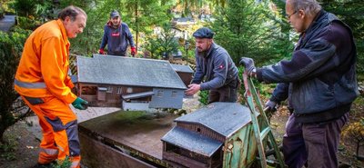 Mit der traditionellen Häuserabfahrt beenden die Frauen und Männer des Vereins Klein-Erzgebirge in dieser Woche die Saison 2021. In dem Miniaturpark sind 240 Häusel zu sehen. Zusammen bilden sie 191 Bilder.