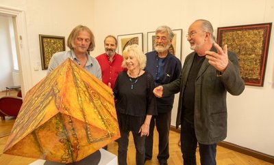 Peter Geist (rechts) bei der Eröffnung der Ausstellung im Gespräch mit Andreas Rudloff, Wilfried Schaefer, Karin Geist und Bernd Hieke (von links).