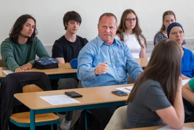 Erik Schweigert hat keine Berührungsängste. Die Schüler der 10 a des Diesterweg-Gymnasiums und Lehrerin Pia Schöler (rechts) hörten ihm kürzlich gebannt zu.
