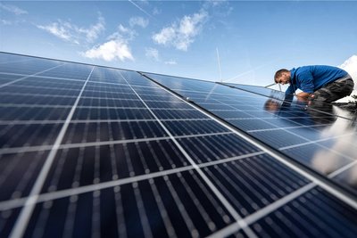 Mitarbeiter montieren Fotovoltaikmodule auf dem Dach eines Wohnhauses. Dumping-Preise aus China setzen europäischen Solarmodul-Herstellern zu. SPD und Grüne wollen mit einem Resilienzprogramm gegenhalten. Die FDP sieht das kritisch.
