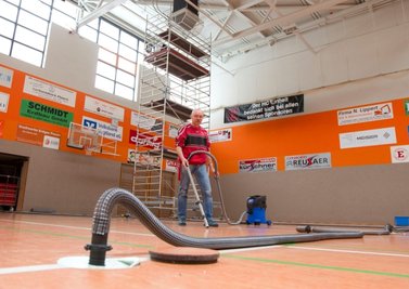Hallenwart Uwe Ott hatte den Schaden in der Spielstätte des HC Einheit entdeckt. Wasser war von der Belüftungsanlage am Dach herabgelaufen. Ott begann sofort, mit dem Nasssauger den Boden zu trocknen.