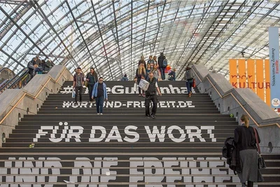 Mit dezenten, aber unübersehbaren Mitteln weist der Börsenverein des Deutschen Buchhandels die Besucher der Leipziger Buchmesse darauf hin, was diese Großveranstaltung vor allem sein soll: Ein Fest der Freiheit und der Vielfalt. Zu beidem gehören für jedermann Dinge, die ihm nicht gefallen, die er aber aushalten muss. 