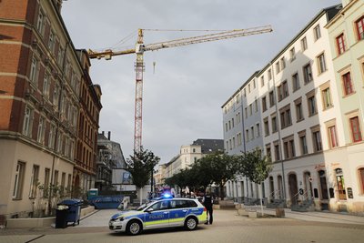 Ein Mann ist am Dienstagabend von einem etwa 30 Meter hohen Baukran an der Kreuzung Brühl/Elisenstraße in die Tiefe gesprungen.