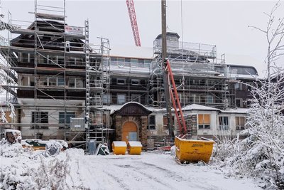 Am denkmalgeschützten Sporthotel in Oberwiesenthal hatte die Sicherung des Dachs Priorität. 