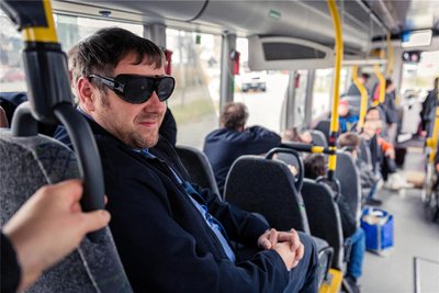 Dirk Puhl trägt eine Simulationsbrille. Sie lässt Gesunde erahnen, wie sehbeeinträchtigte oder blinde Menschen ihre Umwelt wahrnehmen. Selbst eine Busfahrt wird so zur Herausforderung.