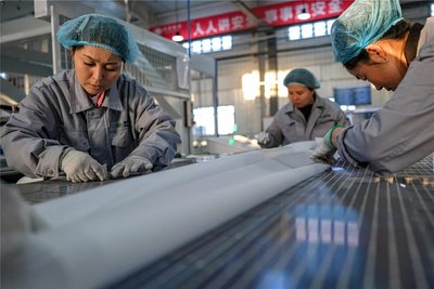 Arbeiter fertigen Solarmodule in einer Fabrik in China. Laut der Branche fluten Module aus Fernost unterhalb der Herstellungskosten den Markt in Europa.