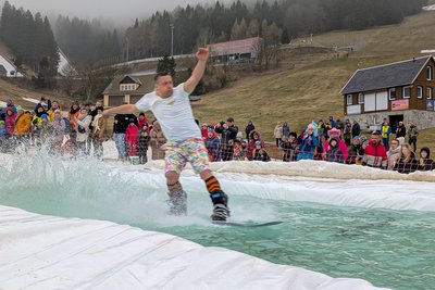 Der Höhepunkt bei „Mount Mallorca“ am Fichtelberg ist der Waterslide. Auf Skiern oder dem Snowboard geht es möglichst weit über ein Wasserbecken.