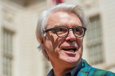 Oldschool ja, altbacken nein: David Byrne ist auch mit 65 Jahren weiter für musikalische Überraschungen gut. 