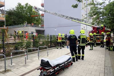 Er landete schwer verletzt auf einem terassenartigem Anbau und wurde ins Krankenhaus gebracht.