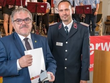 Gunnar Ullmann zeichnete Frank Vogel (von rechts) aus. 
