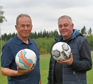 Konrad Seidel (l.) und Falk Zölsmann sind Urgesteine des Vereins. Sie halten beim TSV Brünlos nicht nur die Bälle, sondern auch die Fäden in der Hand. 