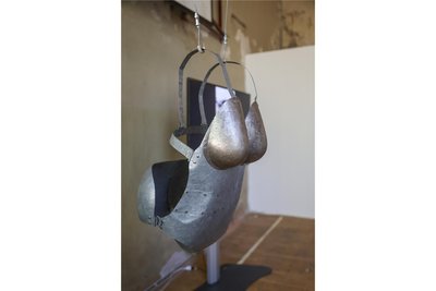 Dieser Brustpanzer stammt aus der Performance „Armor“ von Kubra Khademi.