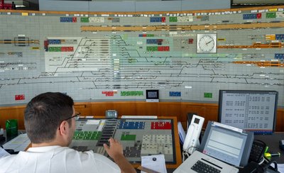 Nicht wenige Stellwerke der Bahn sind bereits 60 oder 70 Jahre alt und können nicht mehr mit neuerer Technik ausgestattet werden. Dann hilft nur der Neubau. 