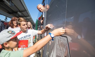 Aus Anlass des 900-jährigen Bestehens Plauens trägt ein MRB-Triebwagen seit Sonntag den Namenszug der Stadt. Schüler entfernten den Aufkleber. 