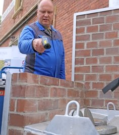 Metallurgiemeister Alexander Richter kontrolliert die Temperatur des Herdes.