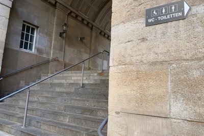 Laut Aussage der Verwaltung haben die WCs im Rathaus-Lichthof übers Wochenende geöffnet.