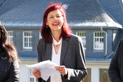 Klingenthals Oberbürgermeisterin Judith Sandner (FW) sieht sich mit Kritik von Stadtrat Jeremy Ziron (FDP) konfrontiert.