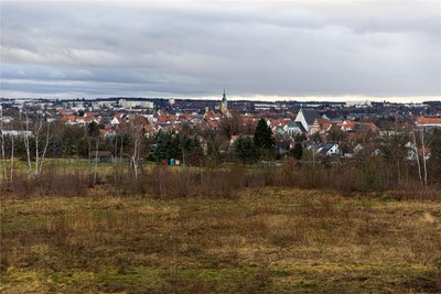 Zehn Minuten Fußweg von der Alten Elisabeth entfernt bietet sich ein weiter Blick von der Reichen Zeche über Freiberg (Bild). Generell gilt für beide Aussichtspunkte Vorsicht wegen der Hanglagen.