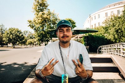 Während der Arbeit auf Festivals lernt er jedes mal neue Leute kennen, die früher oder später Gast in seinem Podcast werden.
