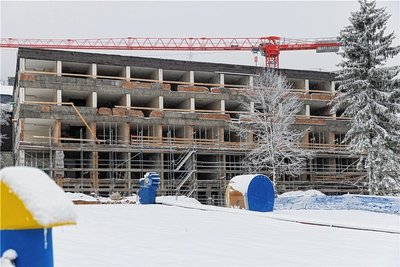 Am Wismut-Bettenhaus hat sich einiges getan. Der Umbau liegt allerdings hinter dem Zeitplan zurück.