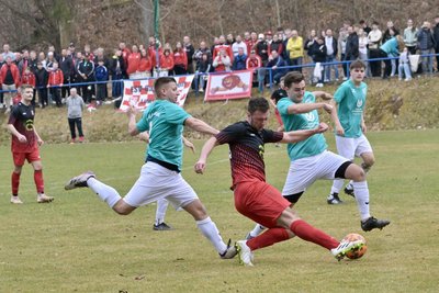 Patrick Traczuk (am Ball) und die Kicker aus Ebersbrunn investierten viel in Schönfels, es blieb am Ende aber ohne Ertrag.