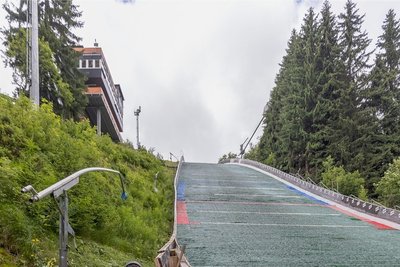 An der kaputten Bande entfernen die Schanzenmitarbeiter Johannes Frei und Thomas Kelch (v.) bereits verbogene Stützen. 