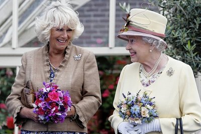 Konnten miteinander scherzen: Königin Elizabeth II. (r) und Camilla, Herzogin von Cornwall, während eines Treffens 2014. 