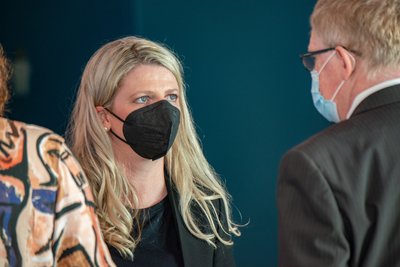 Linken-Politikerin Susanne Schaper am Rande einer ungewohnt turbulenten Stadtratssitzung am Mittwoch. Nach dem ergebnislosen Ausgang der Bürgermeisterwahl lässt sie offen, ob sie sich noch einmal für den Posten bewerben wird.
