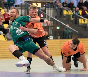 Mit Schwung ins Halbfinale? Die Freiberger Handballer um Alexander Matschos (hier im Achtelfinalduell gegen Hoyerswerda) wollen im Sachsenpokal nun auch die Leipziger Verkehrsbetriebe stoppen. 