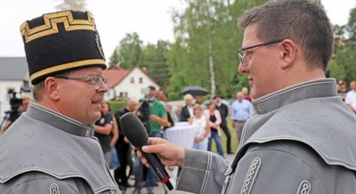 Udo Brückner (l.), Ideengeber für das Saigerherd-Projekt, und Erik Teubel, Projektleiter bei Saxonia Edelmetalle, freuten sich gemeinsam über den erfolgreichen Abschluss der Arbeit.