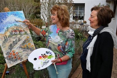 Stephanie Schnabel hatte ihre Staffelei im Garten in Oberwiera aufgestellt. Bärbel Knobloch schaute der Künstlerin über die Schulter.