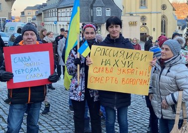 Valentyna Kreil aus Bärenstein (2. von rechts) war am Sonntag mit ihrer Tochter und Freunden, die ebenfalls aus der Ukraine stammen, nach Stollberg zur Friedenskundgebung gekommen, wo die gebürtige Lembergerin auch zu den Teilnehmern sprach.