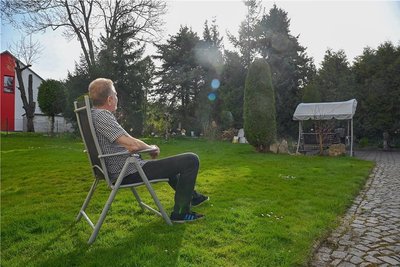 Ganz schön schattig: Andreas Scheffler aus Chemnitz hat wegen der hochgewachsenen Bäume des Nachbarn wenig Freude in seinem Garten