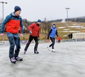 War eigentlich so nicht geplant: Martin Franke, Andreas Raubach und Daniela Raubach (v. l.) nutzen jedes Wintersportangebot, auch wenn sie am Montag lieber auf Skiern gestanden hätten. 