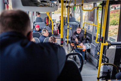 Michael Thriemer demonstrierte das richtige Positionieren eines Rollstuhls im Bus. Zudem reichte er Brillen, die verschiedene Sehbeeinträchtigungen verdeutlichen, durch die Reihen.