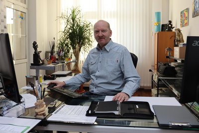 Frank Stahn will nicht mehr ins Rathaus zurück. Der einstige Kulturamtsleiter war nach der Wende beim Umbau der Verwaltung dabei und fühlt sich nun in der Rolle als Selbstständiger wohl.
