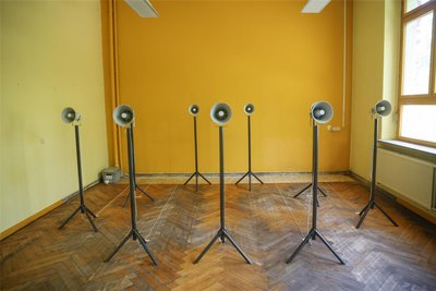 Megafone finden sich bei vielen Protesten und Demonstrationen. Hier spielen sie eine Rolle in der Klinginstallation „Brot und Ro - sen“ der Künstlerin Anna Schimkat.