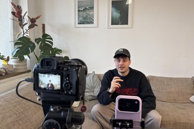Niklas Ehmer baut sich sein Podcast-Setting vor jeder Aufzeichnung in seinem Wohnzimmer auf.