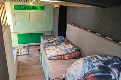 Das Feuerwehrfahrzeug wurde zu einem Camper umgebaut.