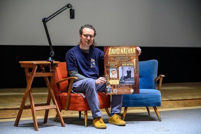 Burkhard Werner mit dem Plakat zum Bühnentalk mit David Nathan am 12. Juni in Frankenberg.
