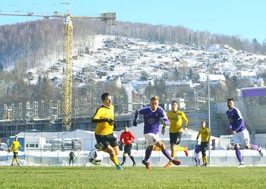 Testspiel in Aue: Pascal Köpke (Aue) im Laufduell mit Martin Dobrotka (Sokolov, links)