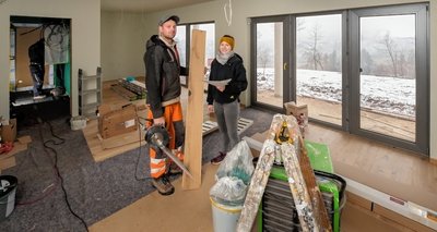 Manuel und Bianca Lorenz besprechen in einer der rund 120 Quadratmeter großen Ferienwohnung den weiteren Innenausbau. 