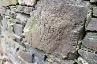 Eine Inschrift „1808“ zeugt vom Alter der Anlagen rund um die Schäferei in Großschirma.